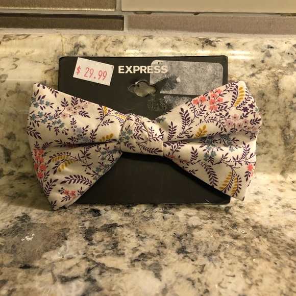 Lot De 7 Nœuds Papillon (bow Ties) D'occasion - Marque Express Et Autres - Motifs Floraux Et Unis